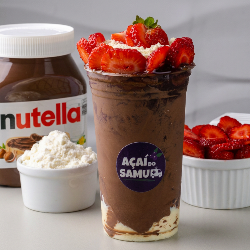 Açaí Cremoso Preparado Com Leite Condensado, Leite Em Pó, Morangos Frescos E Generosa Camada De Nutella. Uma Combinação Irresistível, Gelada E Cheia De Sabor.