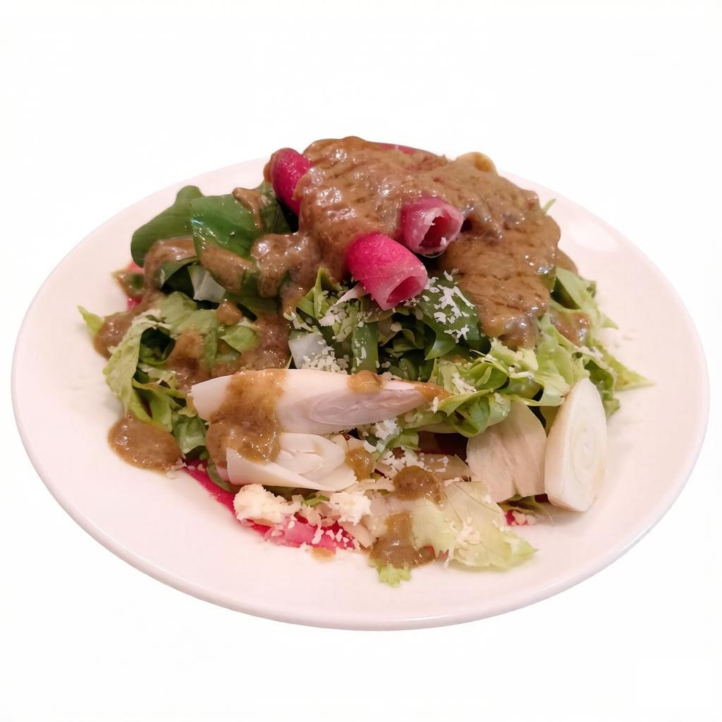 Alface lisa, rúcula fresca, carpaccio suculento, palmito e parmesão ralado. Finalizada com nosso molho de alcaparras especial da casa, sabor marcante e sofisticado.