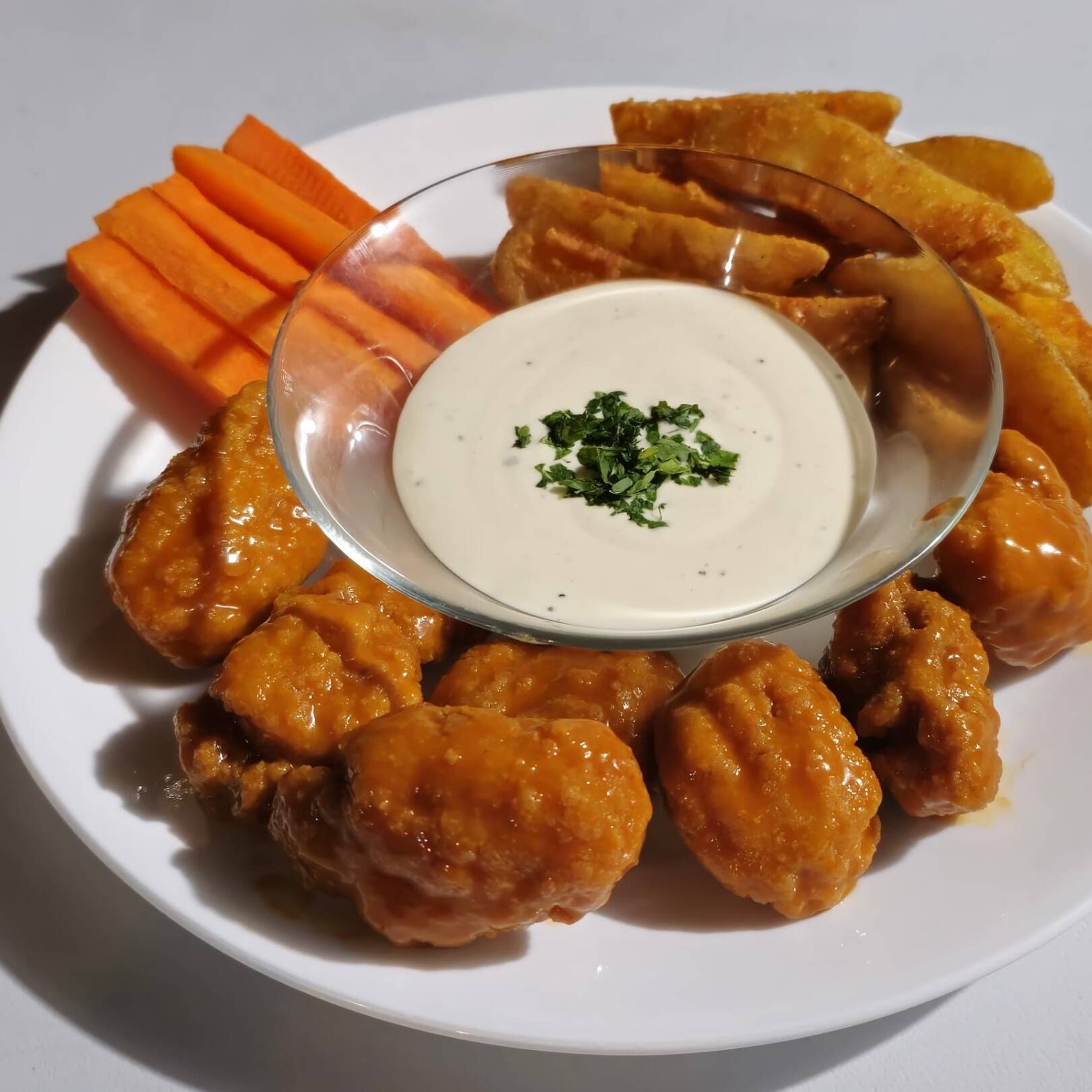 6 Boneless Buffalo con Papas Gajo + 1 Lt de Té
