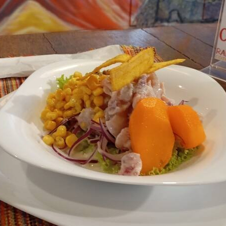 Peixe do dia marinado em sal, limão e molho de pimenta vermelha peruana, acompanhado de batata doce, milho e cancha.