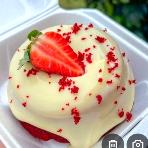 Irresistivel Mini Bolo Com Massa Aveludada De Cor Vermehlo Vibrante, Levemente Aromatizado Com Cacau E Baunilha, Esse Bolo E Recheado E Coberto Com Um Creme Cremoso De Leite Ninho, Simplismente Irresistivel Uma Experiencia De Sabor Que Derrete Na Boca E Conquista A Primeira Mordida. Porção Individual Generosa