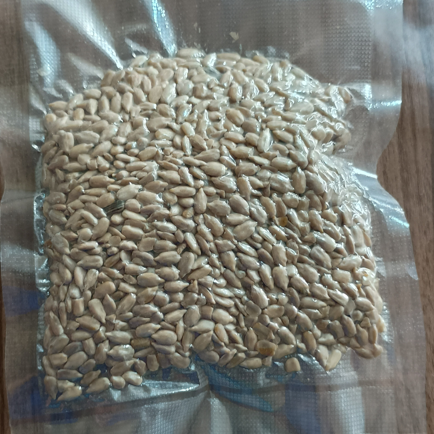 100gr de pepita de girassol EMBALADA A VACUO. É o miolo do girassol, sem cascas. Esse produto vai embaladoa vacuo para garantir a crocancia e sabor. Trata-se de um produto premium. Você vai amar.