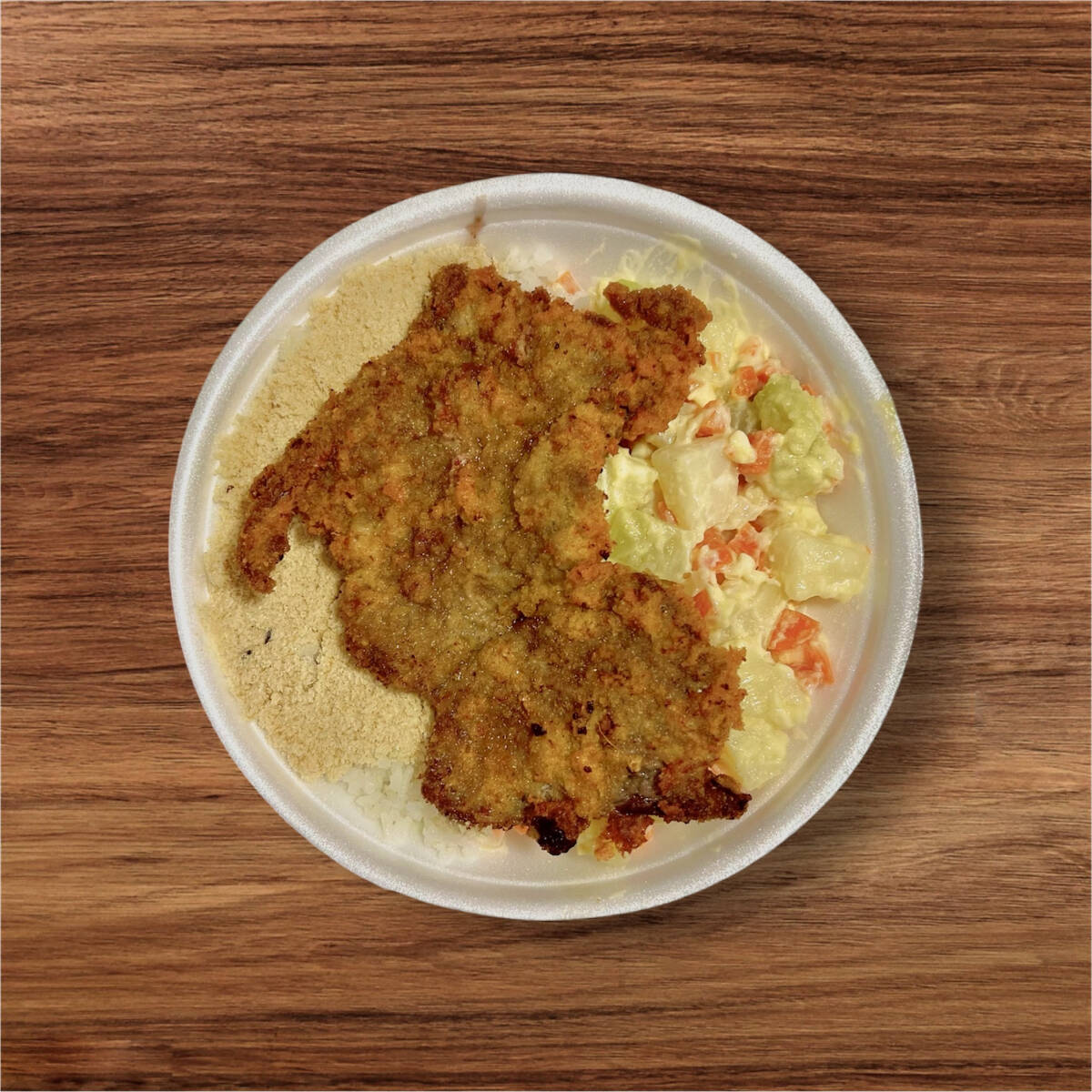 Marmita acompanha arroz branco, feijão preto, farofa e maionese.