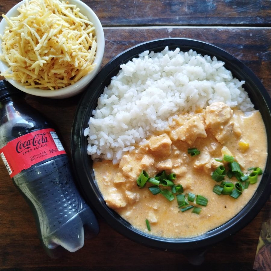 Arroz soltinho com estrogonofe cremoso, com azeitona e milho, acompanha batata frita e um Refrigerante pet