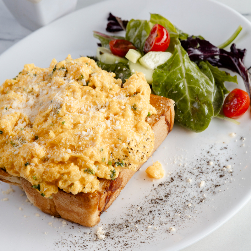 Toast de Huevo Revuelto