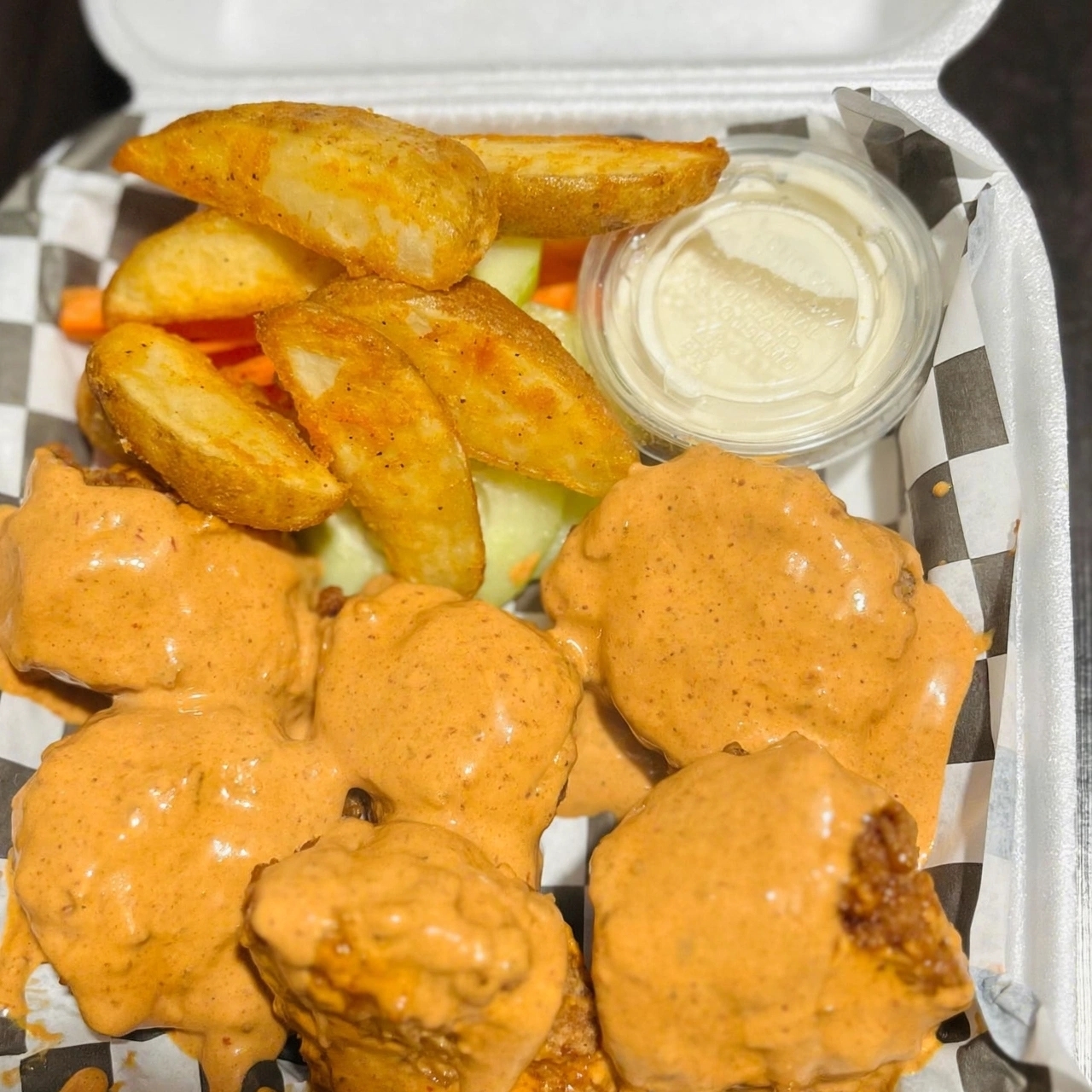 Boneless 6 Piezas 2 Salsas a Elegir y papas gajo