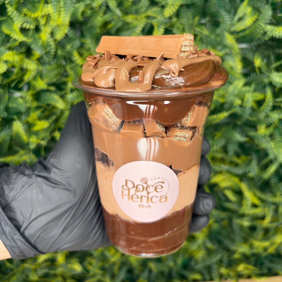 Copo composto de creme de chocolate, mousse de chocolate, creme de avelã e pedaços de kitkat