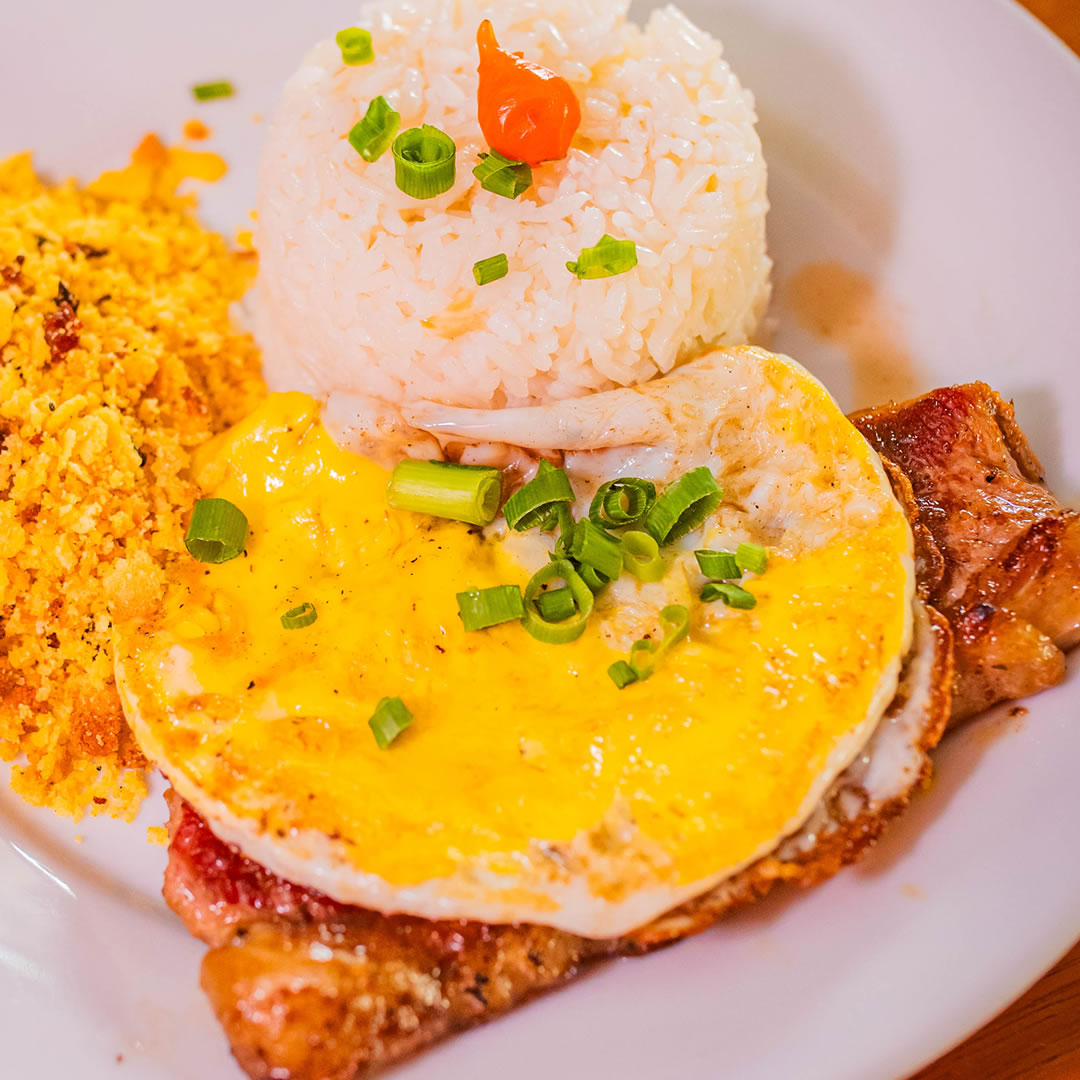 Acompanha arroz, feijão, ovo frito e farofa