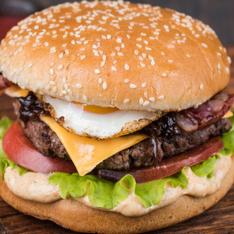 Pão, carne, queijo, presunto, bacon, ovo, calabresa, molho e salada