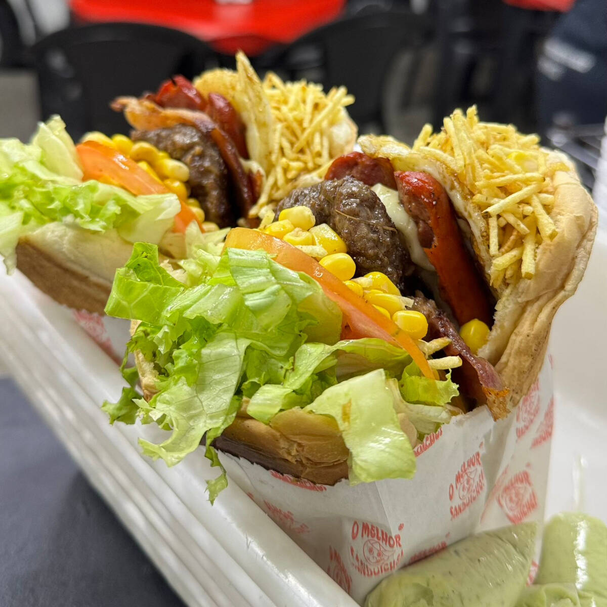 Combo Casal! 2 XTUDO com hamburguer 100g, aproveite uma combinação irresistível de muçarela, presunto, salsicha, bacon, ovo, alface, tomate, batata palha e milho.