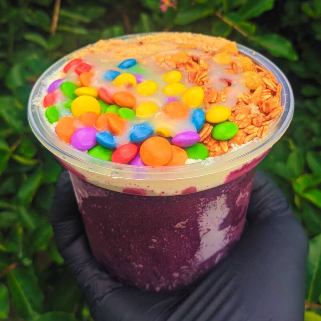 Açaí cremoso e super refrescante! Escolha seus complementos gratuitos, monte o açaí do seu jeito e aproveite a textura perfeita com ingredientes selecionados. Peça Já! *(Role a tela e selecione os complementos do seu açaí abaixo. Caso não selecione, enviaremos um mix especial escolhido pela loja!!)*