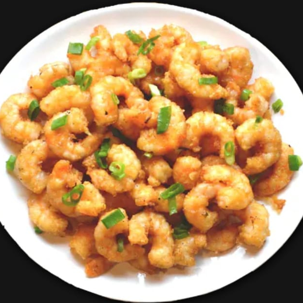 camarão limpo frito temperado com alho e cebolinha.