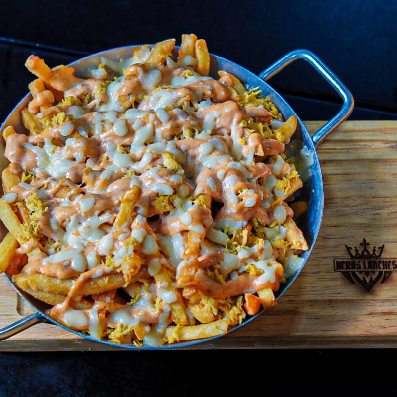 500g de batata coberta com molho da casa, frango desfiado, queijo mussarela deretido