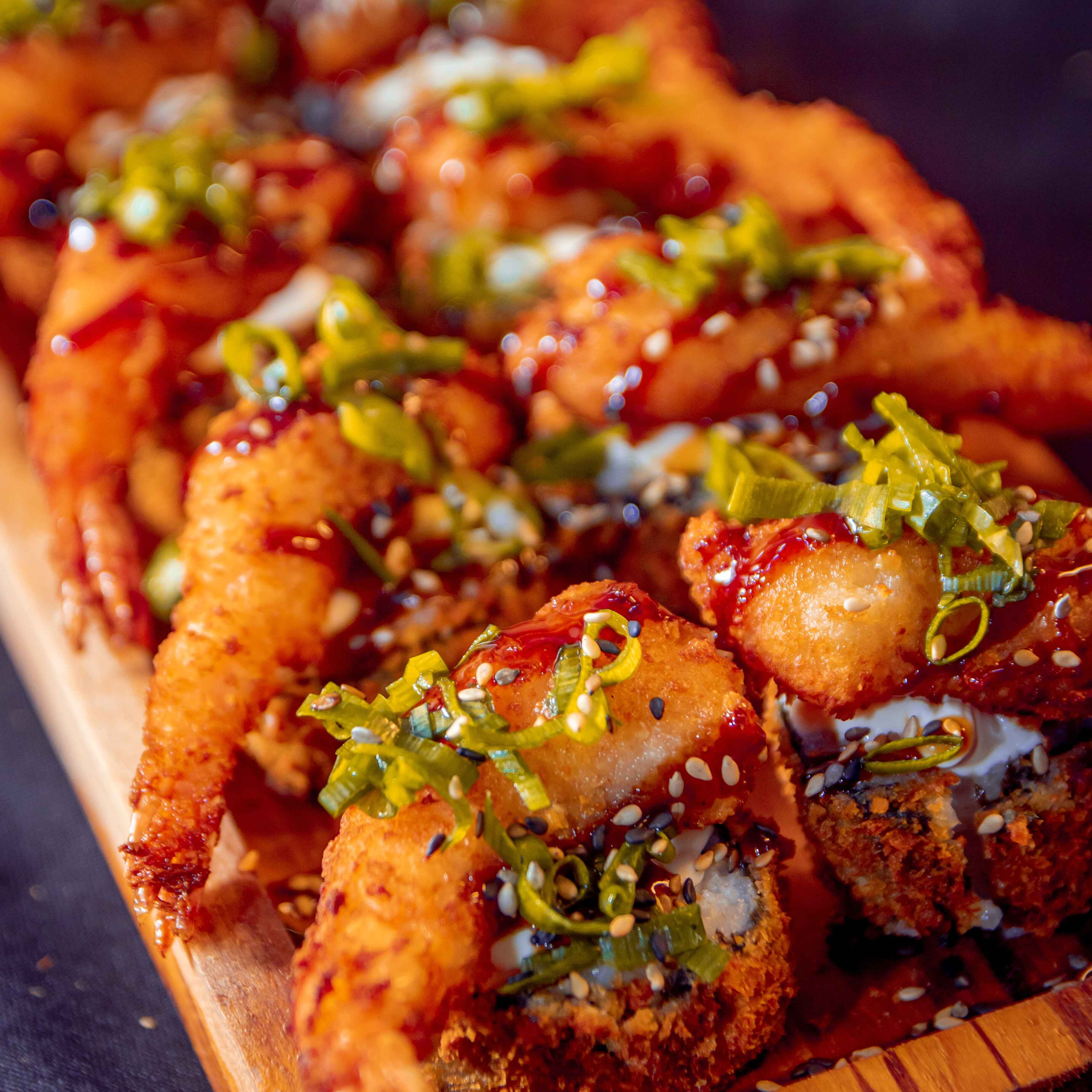 Delicie-se com nosso kit de 10 unidades de Hotroll Tradicional de camarão, finalizado com creanchese, cebolinha, molho tare e camarões empanados encima! Acompanha 2 molhos Shoyo, 2 molhos Tarê e 1 hashi, tornando sua refeição ainda mais especial. Uma explosão de sabor em cada mordida!