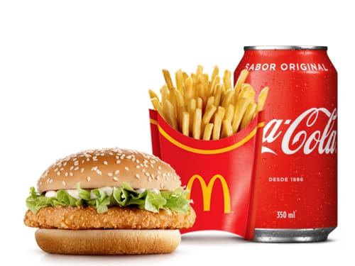 Frango empanado, maionese, alface americana e pão com gergelim, acompanhamento e bebida.