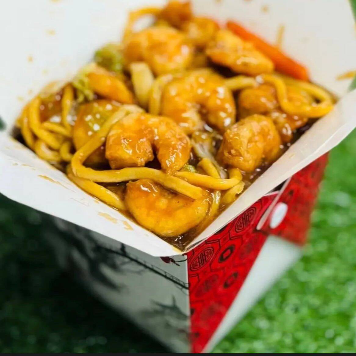 Delicie-se com nosso Yakissoba de Camarão, uma combinação perfeita de camarão suculento, legumes frescos e macarrão al dente, proporcionando uma experiência gastronômica única.