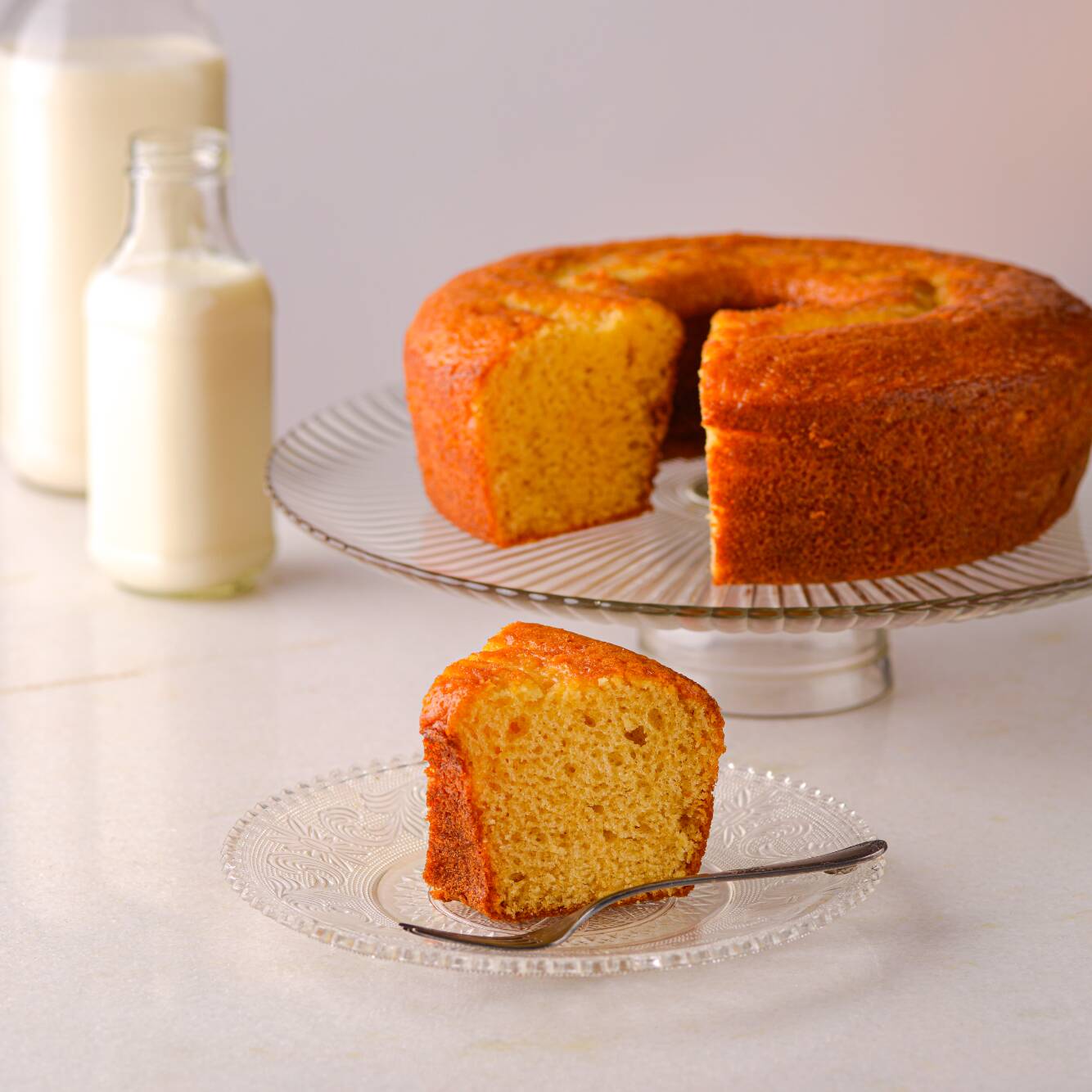 Delicioso Bolo caseiro de leite tradicional. Opção de cobertura: leite condensado ou calda de chocolate. Imagem meramente ilustrativa.
Bolo pequeno serve até 8 fatias
Bolo grande serve até 16 fatias