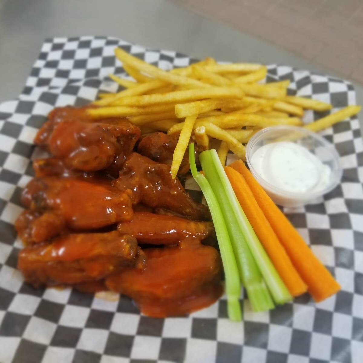 Combo 1 (alitas+ papas+vegetales y aderezo)