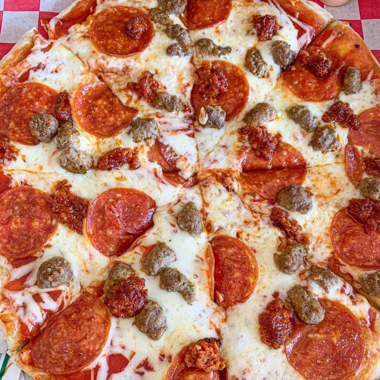 Pizza Tres Carnes con Orilla Rellena