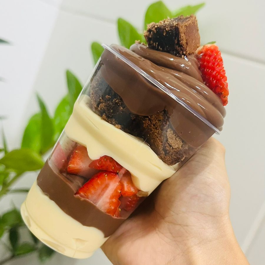 com pedaços de brownie