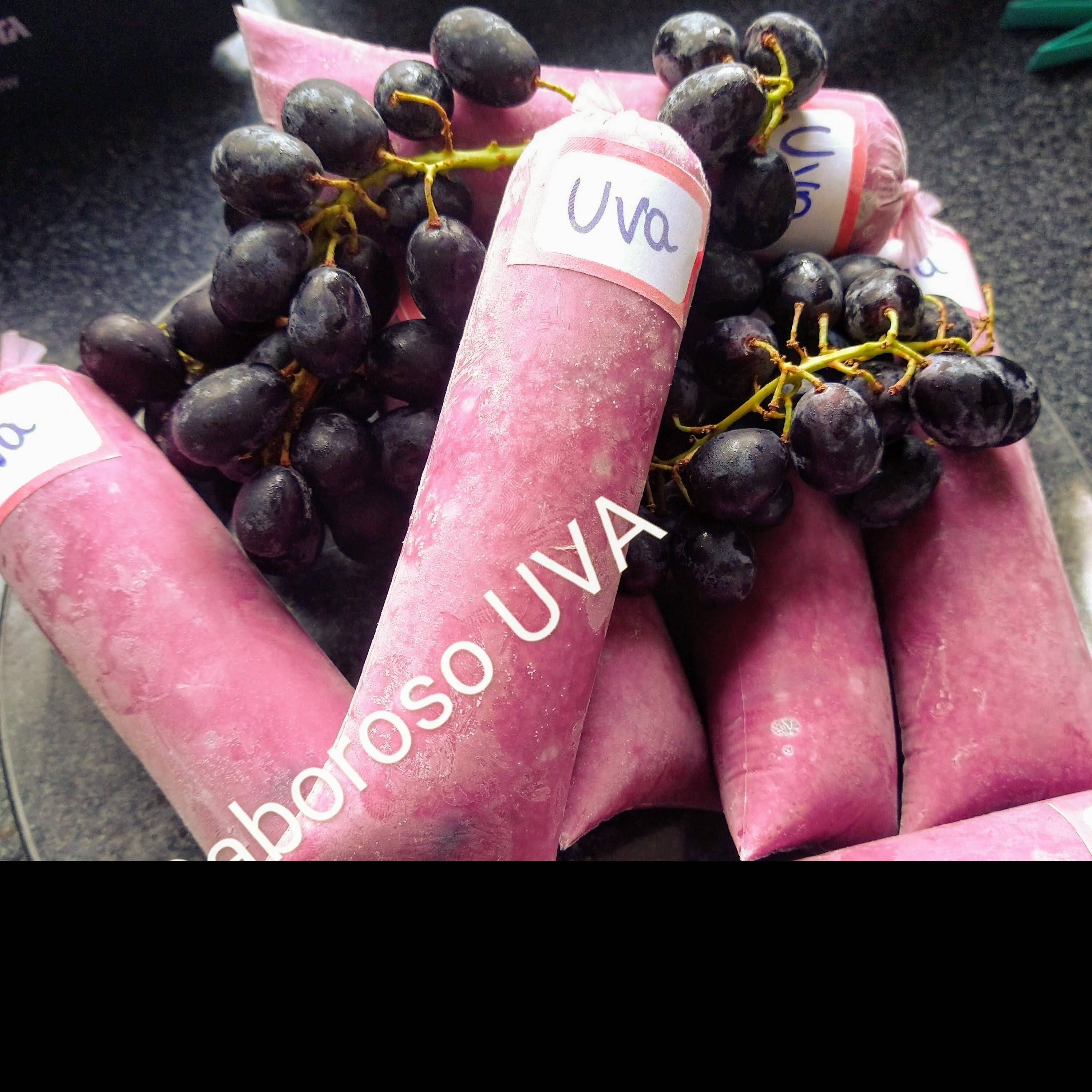 Recheio de uva, com cobertura de geleia artesanal de uva e sem caroço dentro.