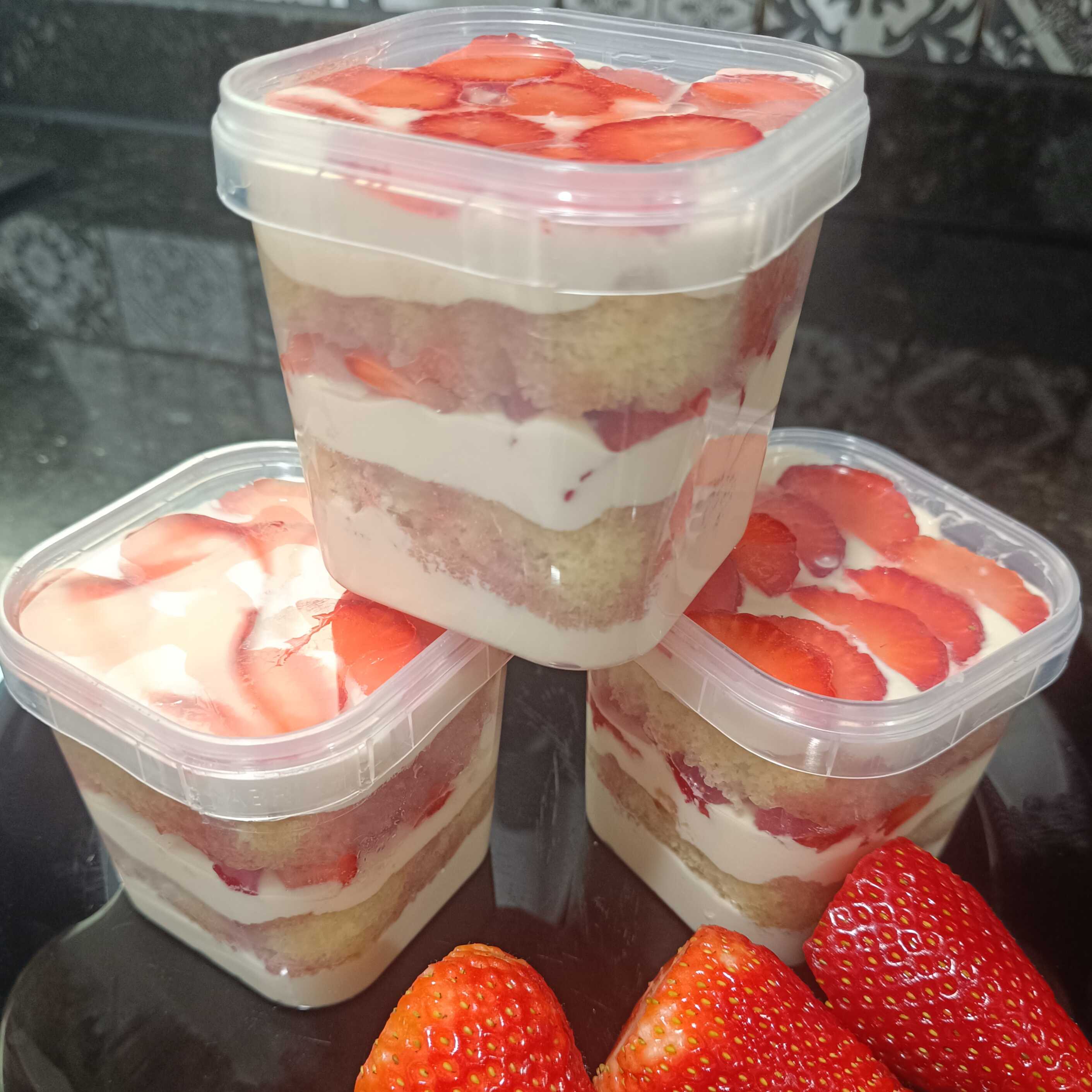 Massa de baunilha, com generosas camadas de chantilly artesanal e pedaços de morango.