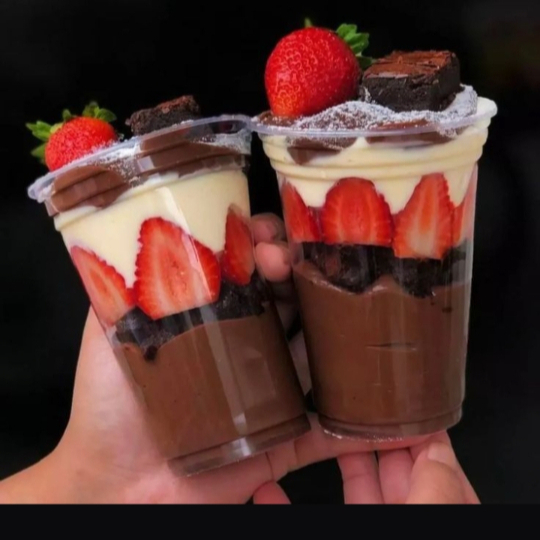 Cremd de chocolate, creme de ninho ,morango pedaços de brownie
