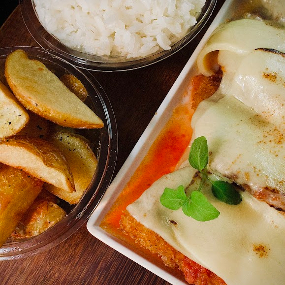 Delicie-se com a nossa Parmegiana de Frango 01, uma especialidade dos Pratos Do Japa Loko. Este prato apresenta um suculento filé de frango, generosamente coberto com um queijo mussarela de qualidade superior, derretido à perfeição. O frango é banhado em um molho concassé, feito com os mais frescos tomates, proporcionando um sabor inigualável. Acompanha um arroz branco, leve e soltinho, e batatas rústicas, crocantes por fora e macias por dentro. Uma combinação irresistível!