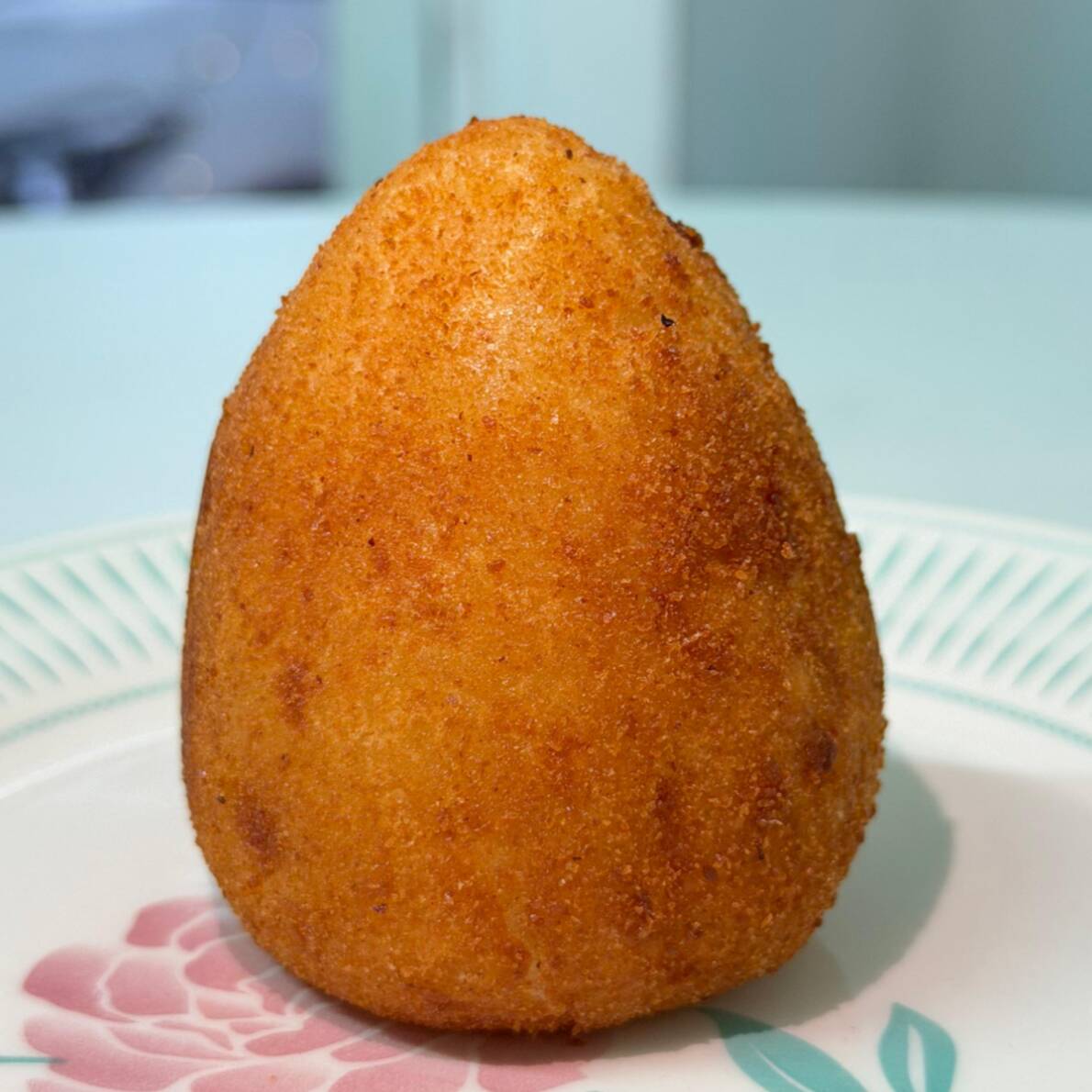 Surpreenda-se com 'A Irresistível Coxinha de Frango', um dos nossos pratos 'Top 5 Mais Bem Avaliados'. Apresentamos a melhor coxinha que você já experimentou! Uma massa suave e perfeitamente equilibrada, recheada com suculento frango generosamente temperado. Empanada na farinha panko, ela ganha uma crocância excepcional, que eleva ainda mais a experiência gastronômica. O pedido inclui 1 unidade tamanho lanche (aproximadamente 140g) irresistível que, sem dúvida, vão encantar seu paladar. Não perca a oportunidade de provar!
