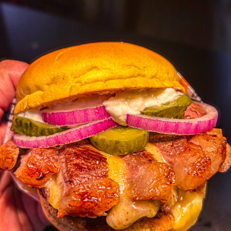 PÃO, BURGUER 160 GR, QUEIJO MUSSARELA, 80GR DE PICANHA, PIKLES, CEBOLA ROXA E MAIONESE DA CASA