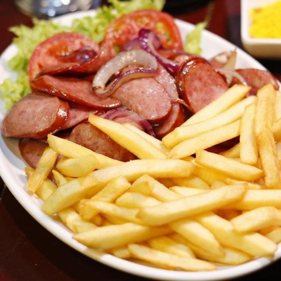 Linguiças com batata frita, arroz e feijão.