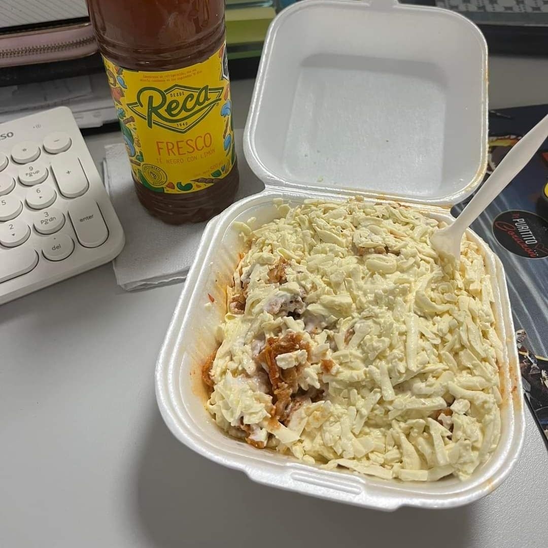 Chilaquiles en salsa roja con pollo orden entera