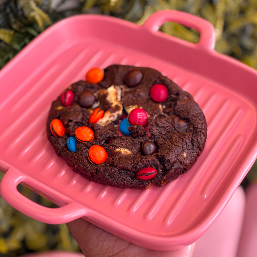 COOKIE MASSA CHOCOLATE COM M&Ms, recheio de marshmallow com chocolate branco