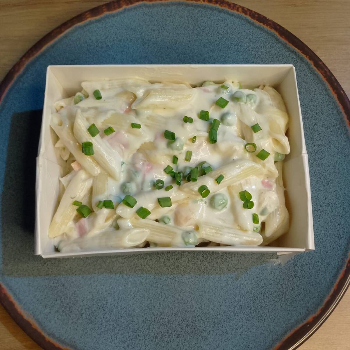 Massa Penne envolvida em molho bechamel cremoso, com presunto, frango desfiado, ervilhas frescas e finalizado com parmesão.
Sabor suave, elegante e simplesmente delicioso.