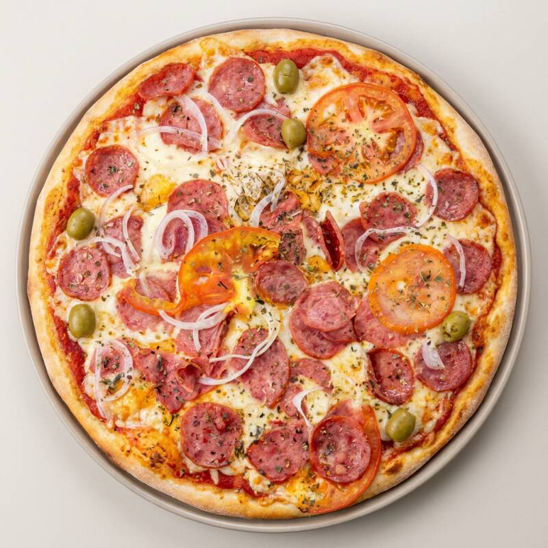Molho de tomate, queijo mussarela, calabresa, cebola, tomate, azeitona e orégano