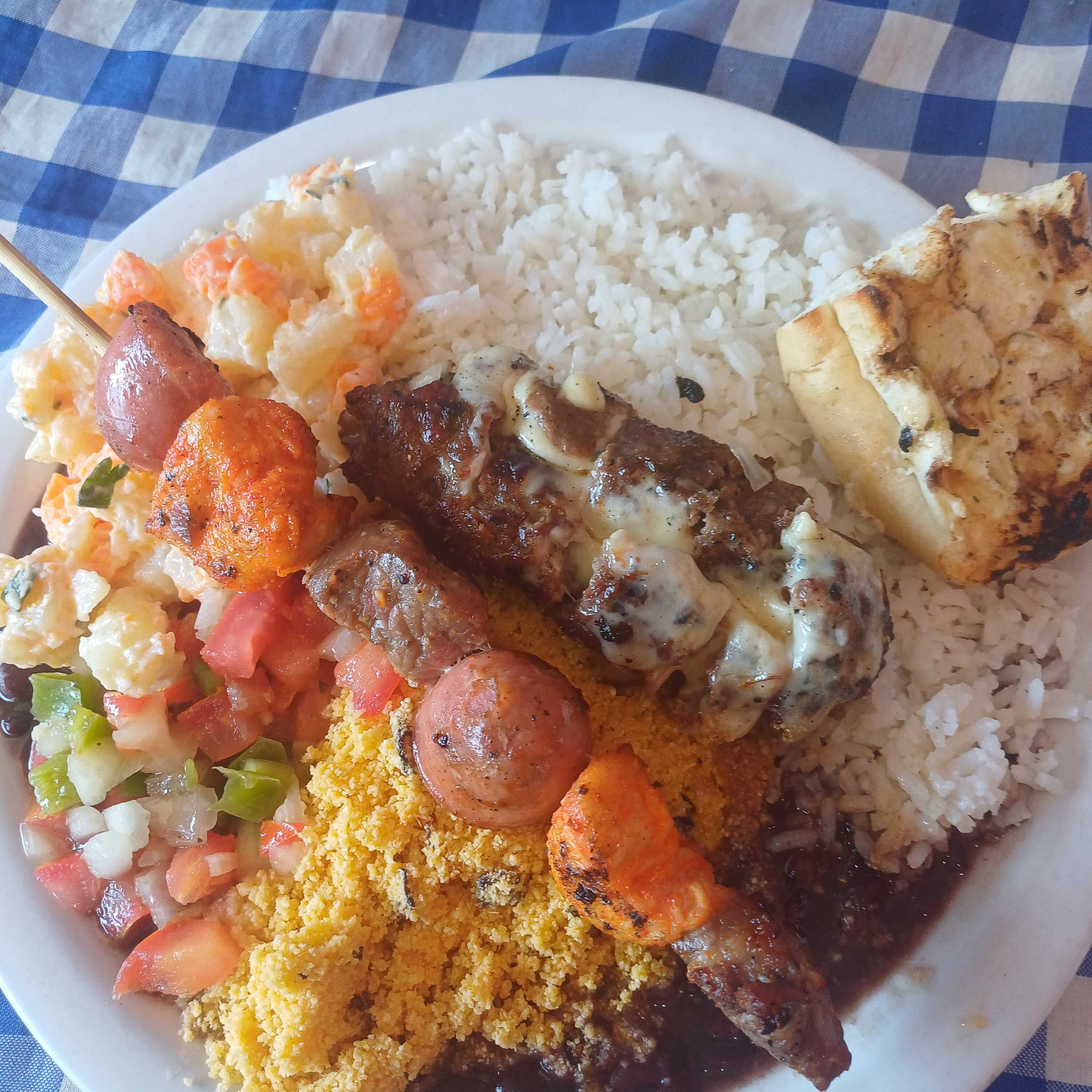Arroz soltinho, feijão fresco e bem temperado, o melhor molho a campanha que você ja comeu, maionese bem firme preparada com hellmans , farofa bem torradinha estilo nordestino ... Dois espetos de churrasco a sua escolha e um pãozinho de alho , pq churrasco sem pão de alho não tem graça ...