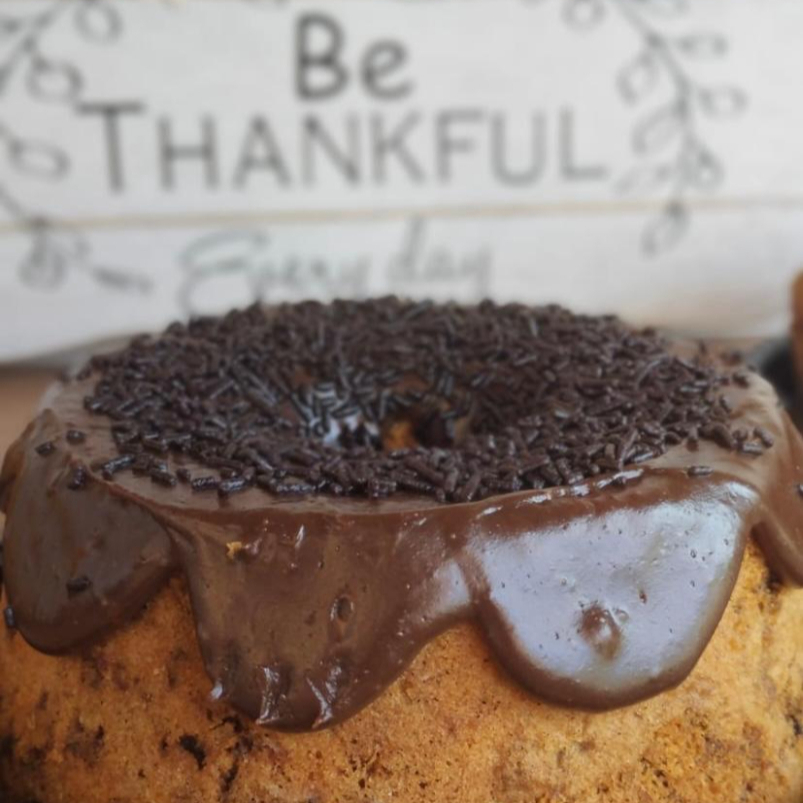 Massa amanteigada com granulado de chocolate e uma deliciosa cobertura de brigadeiro de chocolate. Peso Aprox 650 gr.