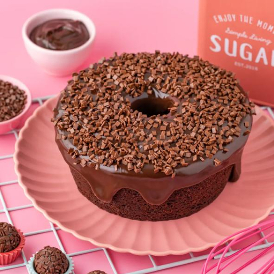 Bolo feito com Massa de Chocolate Cacau, Cobertura de brigadeiro chocolate belga, decorado com Granulado de chocolate ao leite.