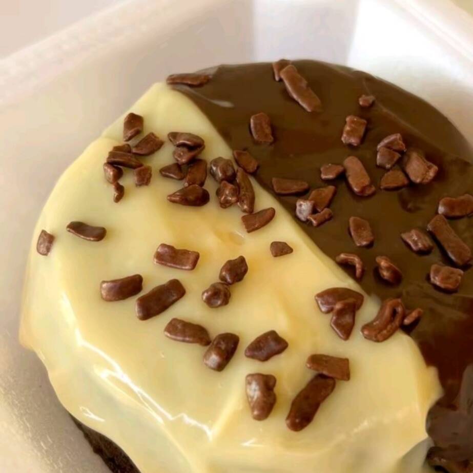 Bolo de chocolate com recheio chocolate branco e chocolate meio amargo