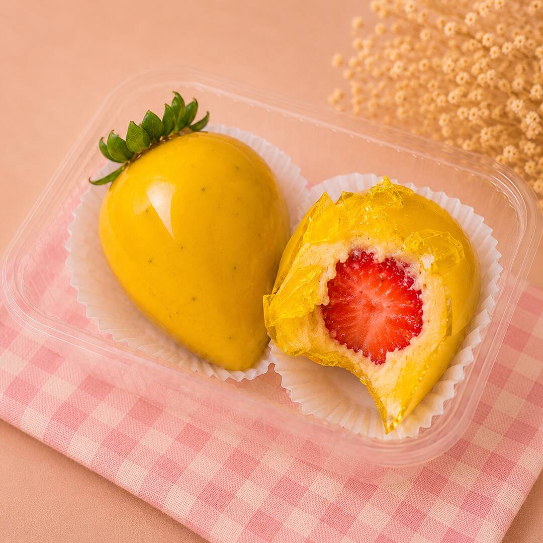 Morango do Amor de Maracujá, também conhecido como Morangujá. Feito com morango fresco e selecionado, envolvido por um cremoso brigadeiro de maracujá e finalizado com uma fina casquinha crocante. A combinação perfeita entre o azedinho do maracujá e a doçura do Morango do Amor.