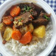 Arroz branco, feijão de caldo, macarrão , banana frita, costela cozida com mandioca, verdura. ACOMPANHA MIX DE SALADA Obs. : Na falta de um dos acompanhamentos será substituído por algum item do cardápio do dia.