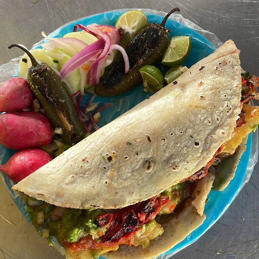 Quesadilla de Maíz con Adobada