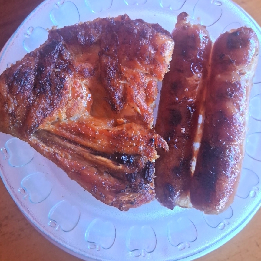 Baião, macarrão, farofa e salada