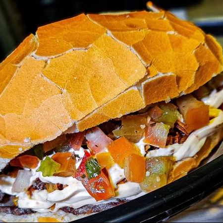 Pão francês, 200g de pernil grelhado ao fogo, acompanha vinagrete, nosso molho da casa, fatias de bacon grelhadas ao fogo e Catupiry Original.!