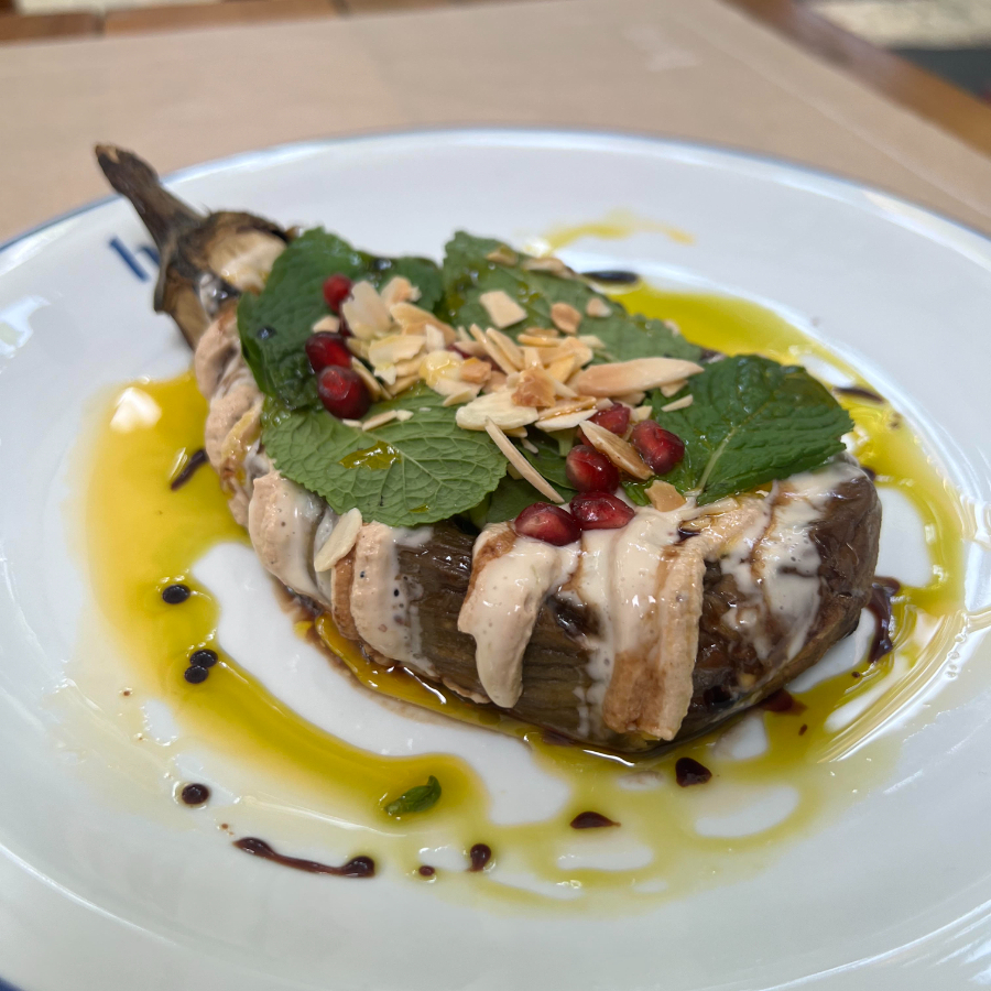 Assada inteira e muito macia, molho de tahine, iorgute, melaçõ de romã, amêndoas e ervas frescas