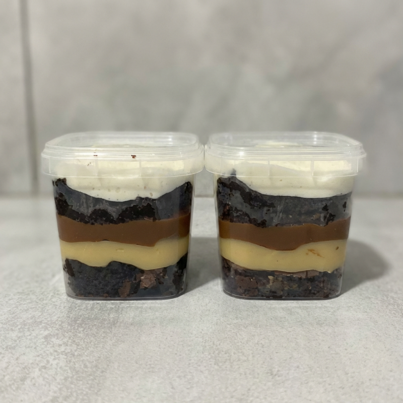 Nosso Brownie Crocante com camadas do nosso recheio extremamente Cremoso de Brigadeiro de Ninho, Uma Camada de Nutella e um chantimousse cremoso. Irresistível peça agora o seu Brownie. Pote 150 ml