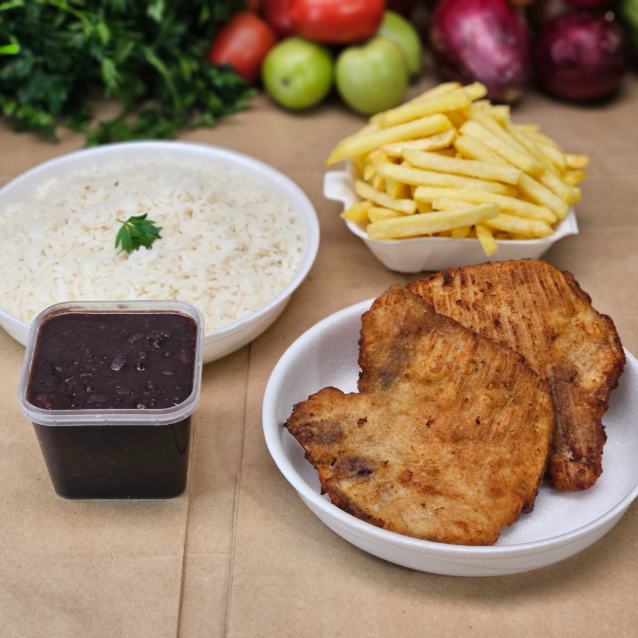 Sabe aquela comida caseira, preparada com temperos naturais e muito capricho? É exatamente isso que oferecemos em nossos kits: refeições feitas com amor, do jeito que servimos em nossas próprias casas. Nesse kit, você receberá o seu pedido da seguinte maneira: - Arroz temperado com cebola e alho (350 g) – Marmita P - Feijão do Dia (250 ml) – Potinho lacrado - Batata frita crocante (120 g) – Marmitinha H3 - Bisteca de porco empanada e frita (160 g) – Marmita M Serve 1 a 2 pessoas