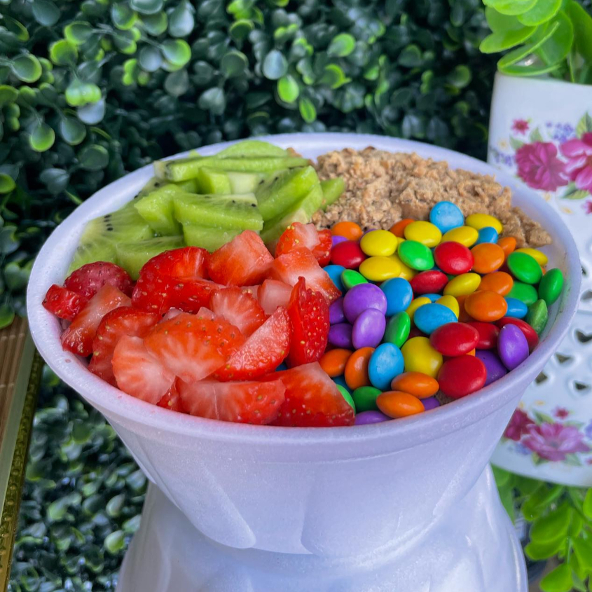 Chegou o Lover Gigante, o litrão de açaí feito pra quem ama de verdade! 😍 São 1 litro de açaí cremoso, geladinho e irresistível, acompanhado de 5 acompanhamentos grátis pra você montar do seu jeito — do clássico ao ousado! Mais sabor, mais energia e o dobro de amor em cada colherada. 💜✨ Perfeito pra dividir… ou pra quem não gosta de dividir! 😋