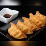 Deliciosas pastéis japoneses recheados com carne suína temperada, cozidos na chapa até ficarem dourados e crocantes por fora, macios e suculentos por dentro. Uma entrada perfeita para abrir o apetite!