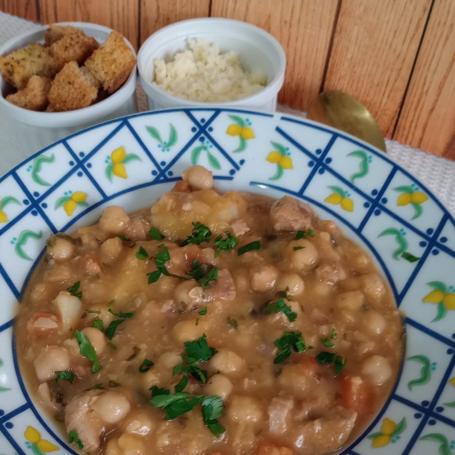 caldo com grão de bico, bacon, calabresa, file mignon suino e legumes